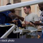 les-cadres-superieurs-de-l-us-air-force-airman-matthieu-t-lavigne-technicien-d-equipement-biomedical-groupe-medical-158th-fighter-wing-new-york-garde-nationale-travaille-avec-des-membres-du-perso les-cadres-superieurs-de-l-us-air-force-airman-matthieu-t-lavigne-technicien-d-equipement-biomedical-groupe-medical-158th-fighter-wing-new-york-garde-nationale-travaille-avec-des-membres-du-perso
